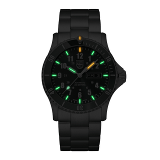 Automatic Sport Timer, 42 mm, Sport Uhr - XS.0937 , Nachtansicht mit grünen und orangenen Leuchtröhren