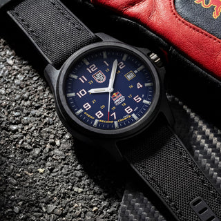 Red Bull Racing Limited Edition, 43 mm, Outdoor Uhr - 1970.ARB.N	, UV Shot mit grünen und orangenen Leuchtröhren