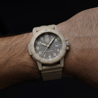 Leatherback SEA Turtle, 44 mm, Outdoor Uhr - 0326	, Person mit Armbanduhr am Handgelenk