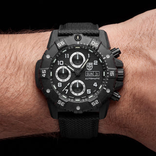 Master Carbon SEAL Automatic Chronograph, 45 mm, Militäruhr - 3881	Person mit Armbanduhr am Handgelenk
