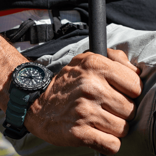 Bear Grylls Survival, 43 mm, Taucheruhr, XB.3735, Stimmungstafel mit Getragene Uhr