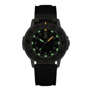 Luminox Adventure Watch, 43 mm	, Nachtansicht mit grünen und orangenen Leuchtröhren