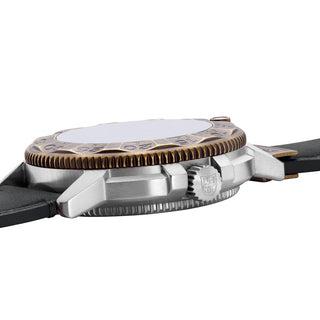 Luminox Adventure Watch, 43 mm	, Seitenansicht mit Krone und Armband