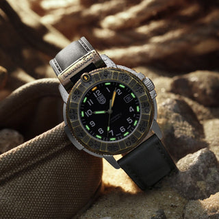 Luminox Adventure Watch, 43 mm	, UV Shot mit grünen und orangenen Leuchtröhren