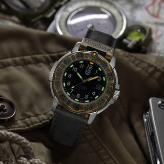 Luminox Adventure Watch, 43 mm	, UV Shot mit grünen und orangenen Leuchtröhren