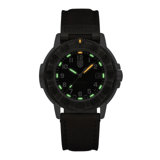 Luminox Adventure Watch, 43 mm	, Nachtansicht mit grünen und orangenen Leuchtröhren