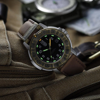 Luminox Adventure Watch, 43 mm	, UV Shot mit grünen und orangenen Leuchtröhren
