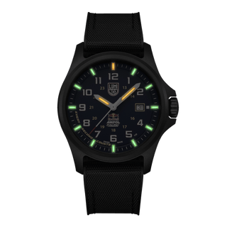 Red Bull Racing Limited Edition, 43 mm, Outdoor Uhr - 1970.ARB.N	, Nachtansicht mit grünen und orangenen Leuchtröhren