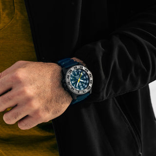 MIL-SPEC, 45 mm, Militäruhr / Taucheruhr - 3355.2	, Person mit Armbanduhr am Handgelenk