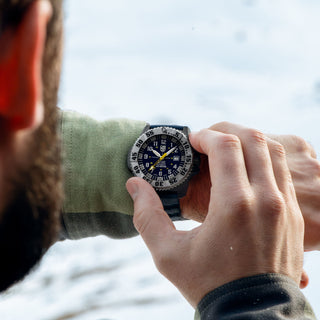 MIL-SPEC, 45 mm, Militäruhr / Taucheruhr - 3355.2, Person mit Armbanduhr am Handgelenk