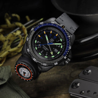 RECON Nav Spec, 46 mm, Outdoor Abenteuer Uhr - 8833	, UV Shot mit grünen und orangenen Leuchtröhren