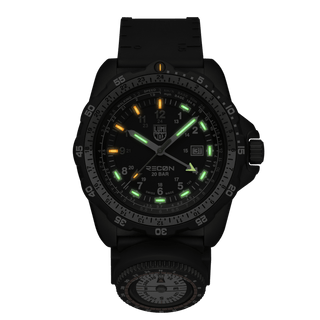 RECON Nav Spec, 46 mm, Outdoor Abenteuer Uhr - 8837.SET	, Nachtansicht mit grünen und orangenen Leuchtröhren