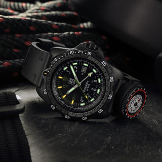 RECON Nav Spec, 46 mm, Outdoor Abenteuer Uhr - 8837.SET	, UV Shot mit grünen und orangenen Leuchtröhren