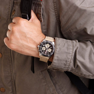 Pacific Diver Chronograph, 44 mm, Taucheruhr - 3150.SET, Person mit Armbanduhr am Handgelenk