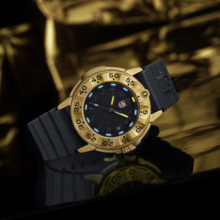 SEAL Foundation, 43 mm, Militäruhr / Taucheruhr - 3221.NSF	, UV Shot mit grünen und orangenen Leuchtröhren