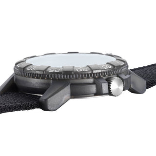 #tide ECO, 44 mm, Nachhaltige Outdoor Uhr - 0321.ECO, Seitenansicht mit Krone und recyceltem PET Armband