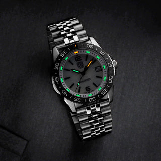 Pacific Diver, 39 mm, Taucheruhr, 3126M, UV Shot mit grünen und orangenen Leuchtröhren